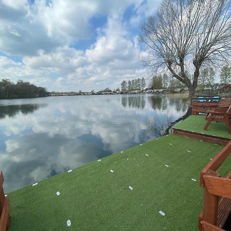 Lakeside Retreat 4 With Hot Tub, Private Fishing Peg Situated At Tattershall Lakes Country Park Экстерьер фото