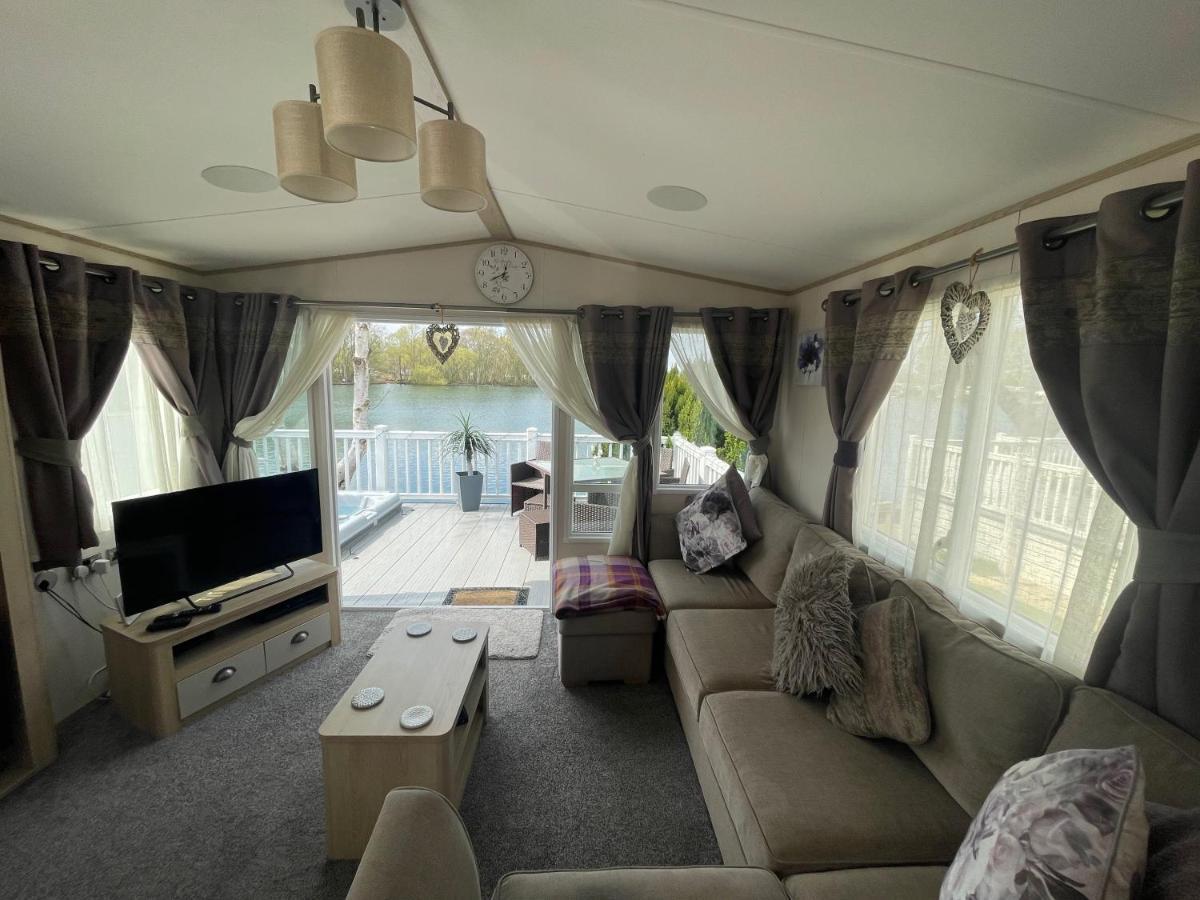 Lakeside Retreat 4 With Hot Tub, Private Fishing Peg Situated At Tattershall Lakes Country Park Экстерьер фото