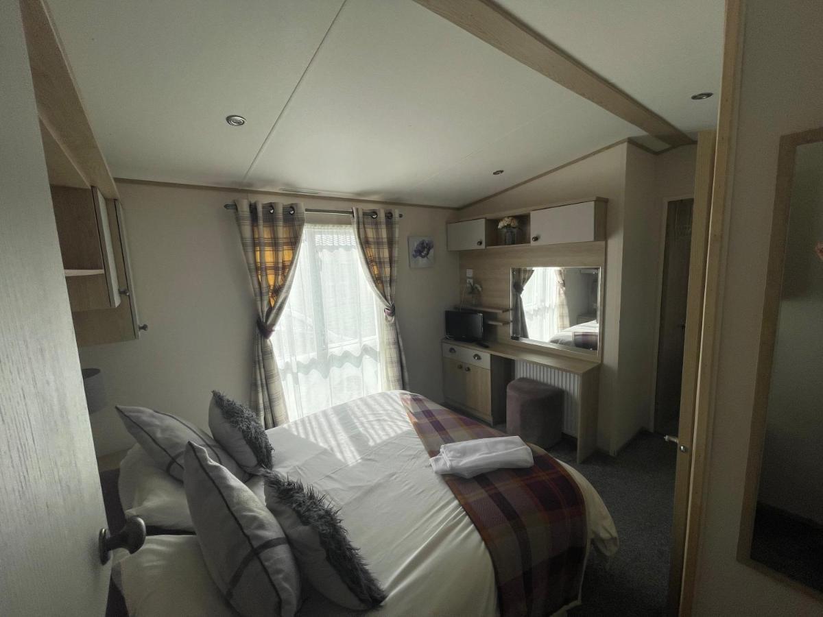 Lakeside Retreat 4 With Hot Tub, Private Fishing Peg Situated At Tattershall Lakes Country Park Экстерьер фото