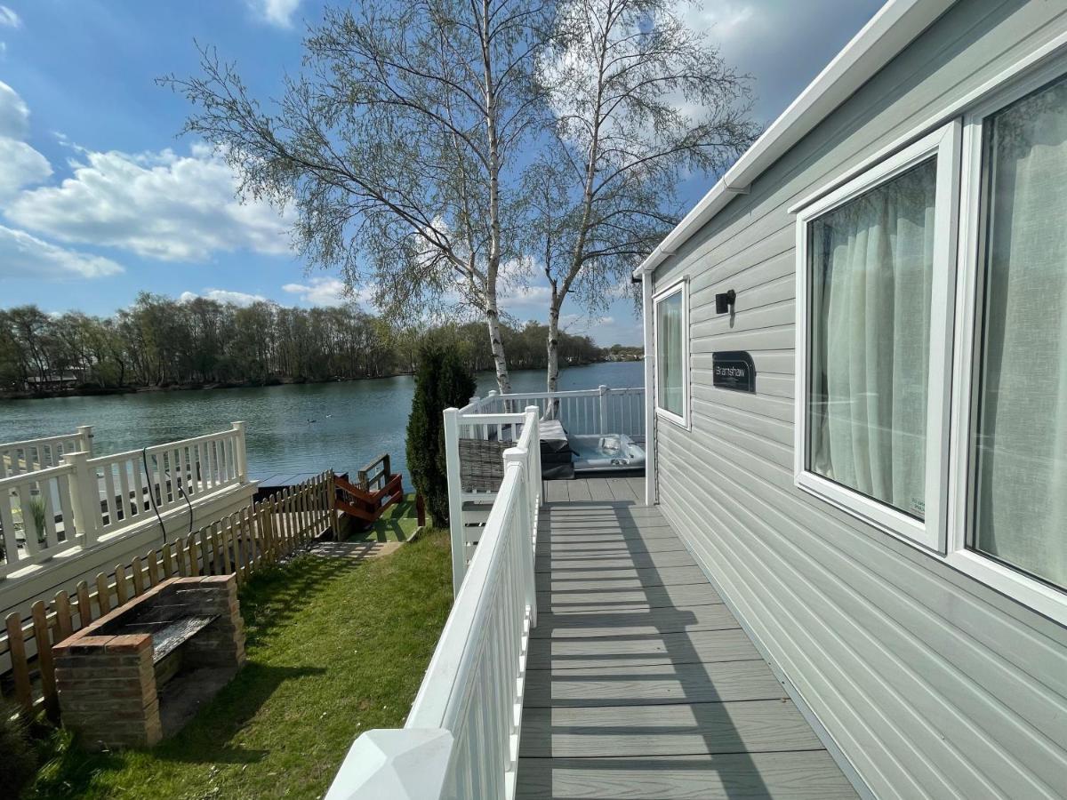 Lakeside Retreat 4 With Hot Tub, Private Fishing Peg Situated At Tattershall Lakes Country Park Экстерьер фото